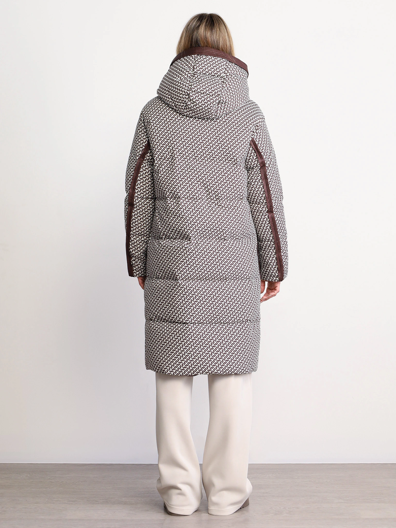 Пуховик коричневого цвета с капюшоном